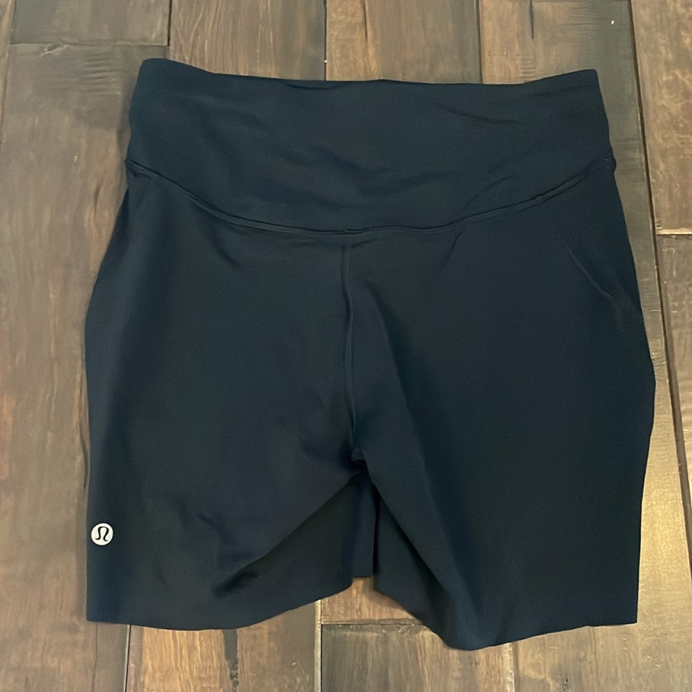 lululemon running shorts sz 8 in Navy